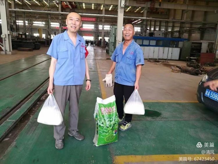 星空(中国)工会给一线车间职工送清凉
